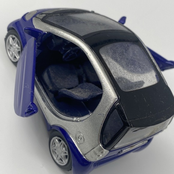 Maisto Smart City Coupe Scale 1/33 Cars Lot Of (2) - 1 Swissair and 1 Blue - Picture 6 of 9